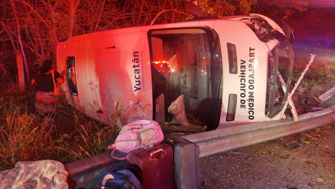 El chofer de la ambulancia de Río Lagartos dormitó, provocando la volcadura El chofer de la ambulancia de Río Lagartos dormitó, provocando la volcadura