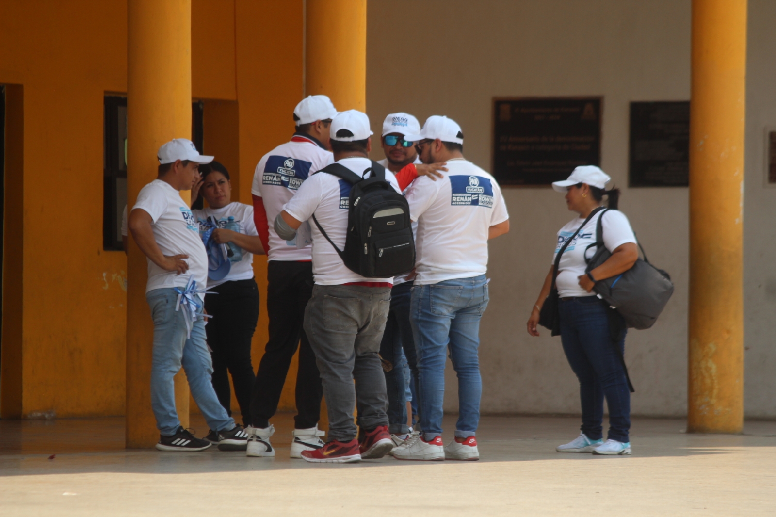 Personal del PRIAN ha obligado a vecinos de Kanasín para colocar su propaganda Personal del PRIAN ha obligado a vecinos de Kanasín para colocar su propaganda