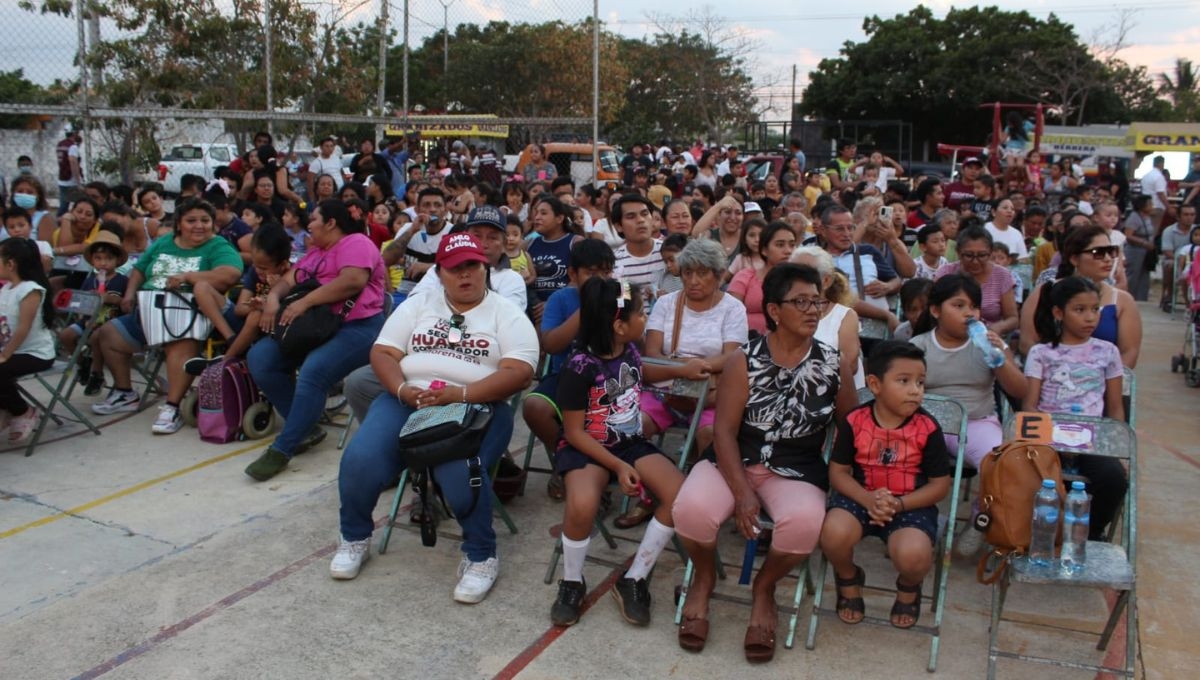 Simpatizantes de Joaquín Díaz Mena lo apoyan en la colonia Juan Pablo II