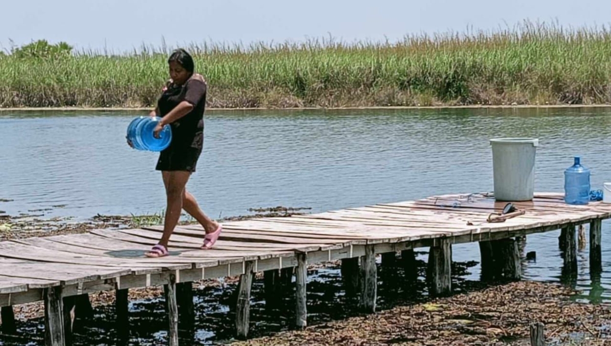 Vecinos tienen que sacar agua del río para sus necesidades