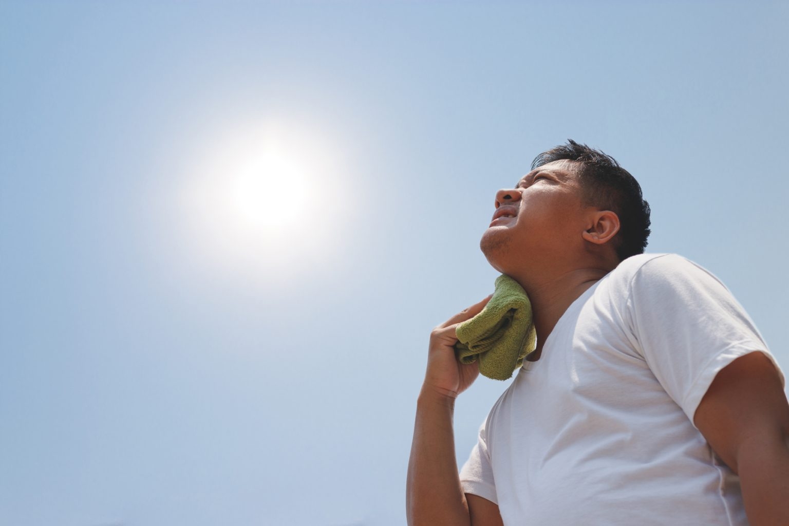 Exponerse a horarios cuando el calor y los rayos del sol son más intensos, elevan las posibilidades de sufrir un golpe de calor