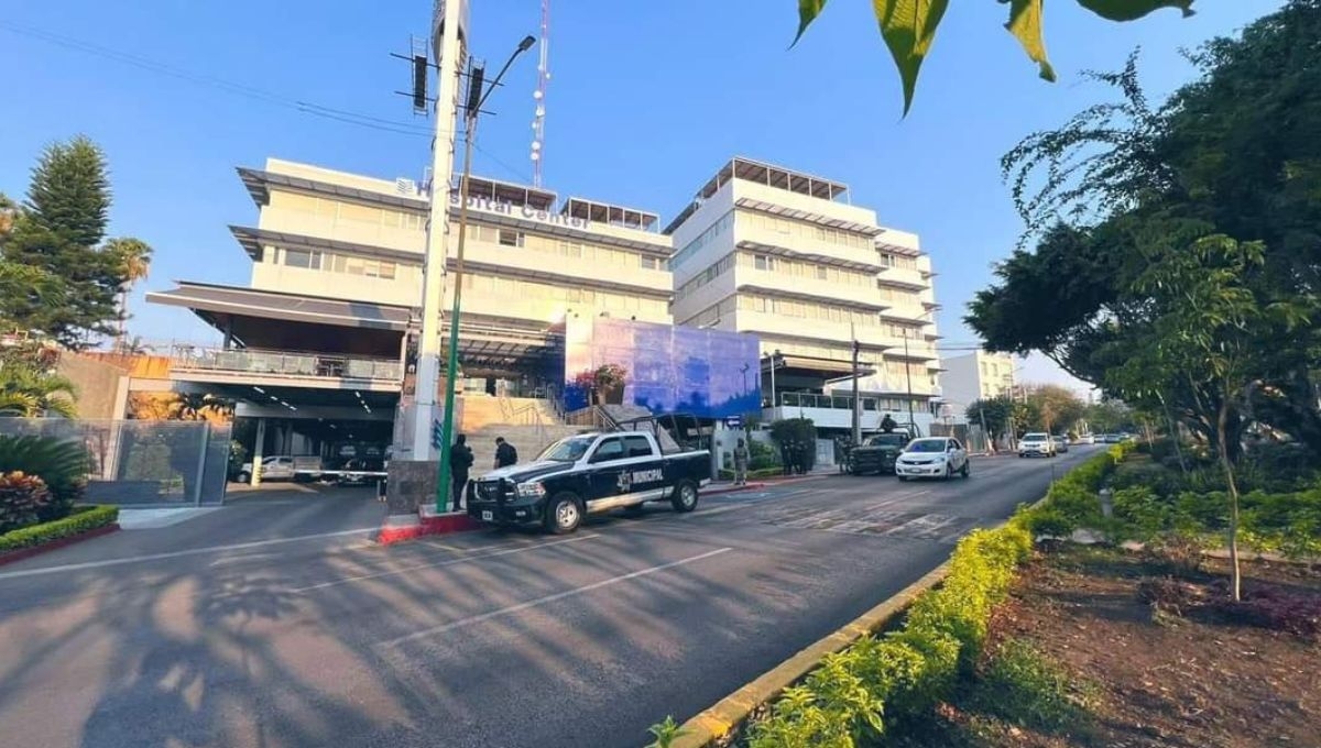 De acuerdo con versiones de testigos un comando compuesto por al menos diez individuos armados ingreso al Hospital Center Vista Hermosa en Cuernavaca para asesinar a un sujeto