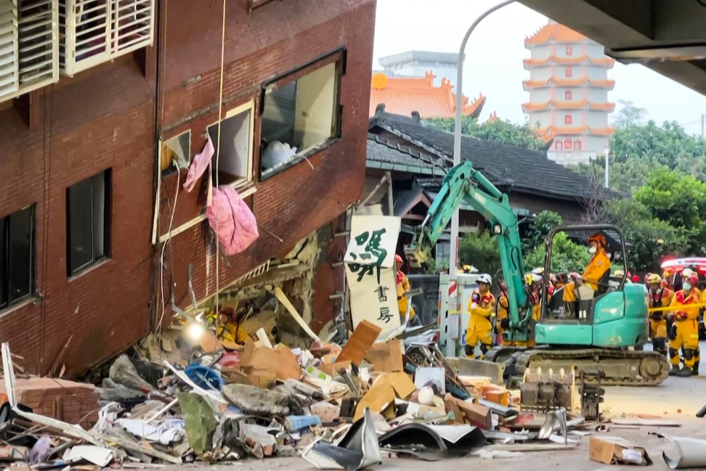 Suman más de 600 desaparecidos y 10 muertos por sismo en Taiwán