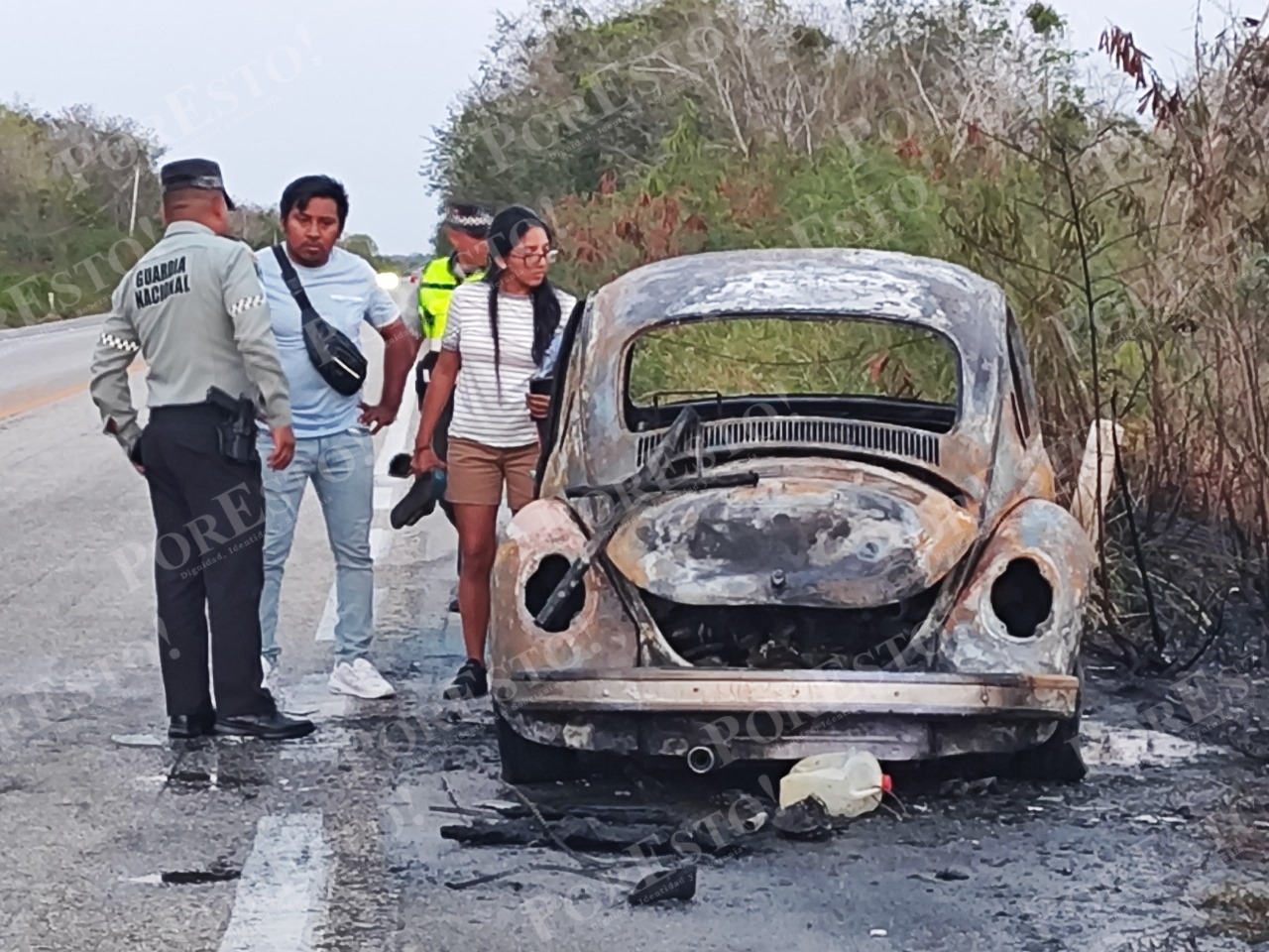 Pareja se salva de quemarse dentro de su volcho en la vía Mérida-Tizimín