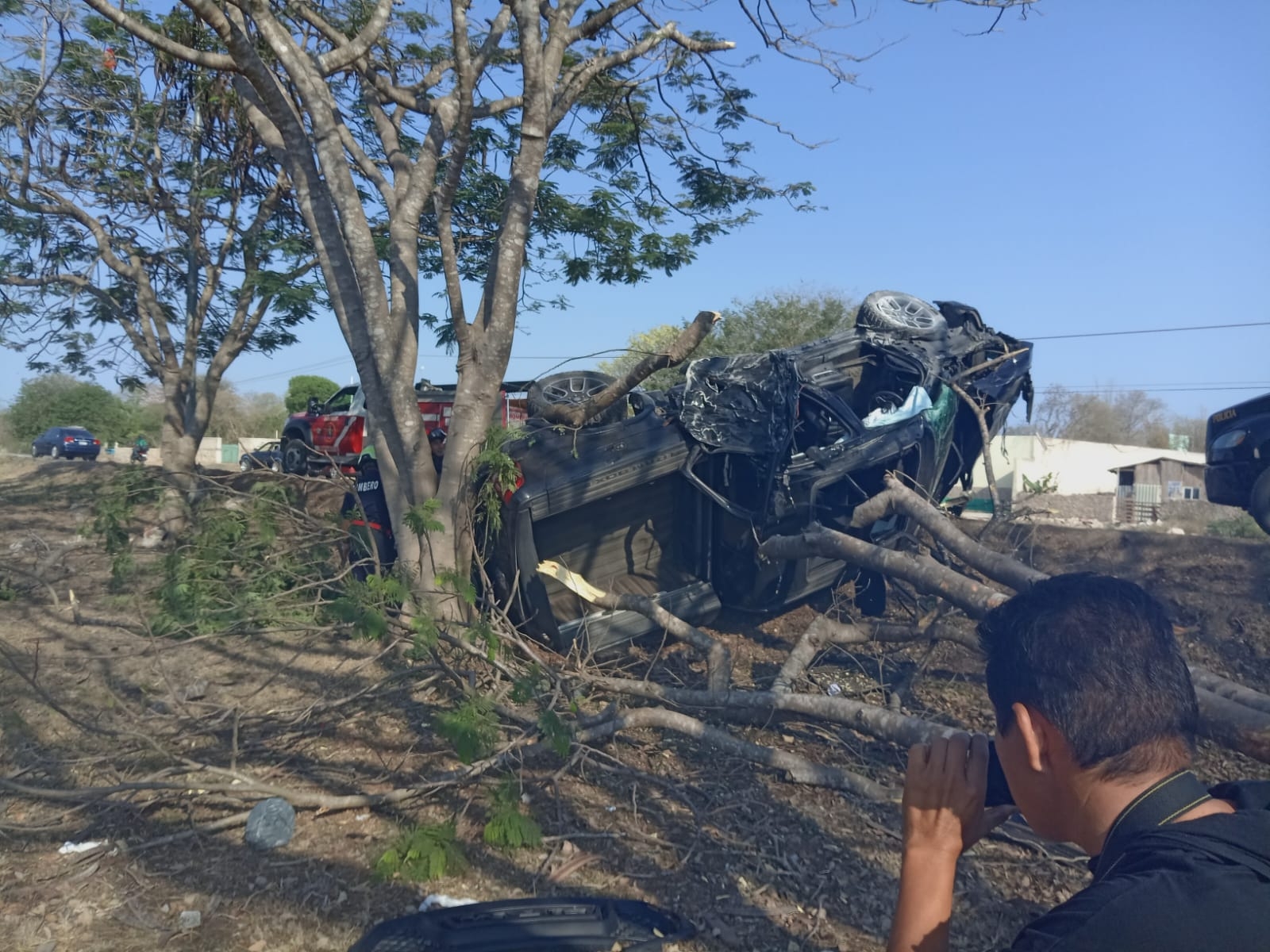 Bomberos de la SSP trabajan para retirar el auto volcado