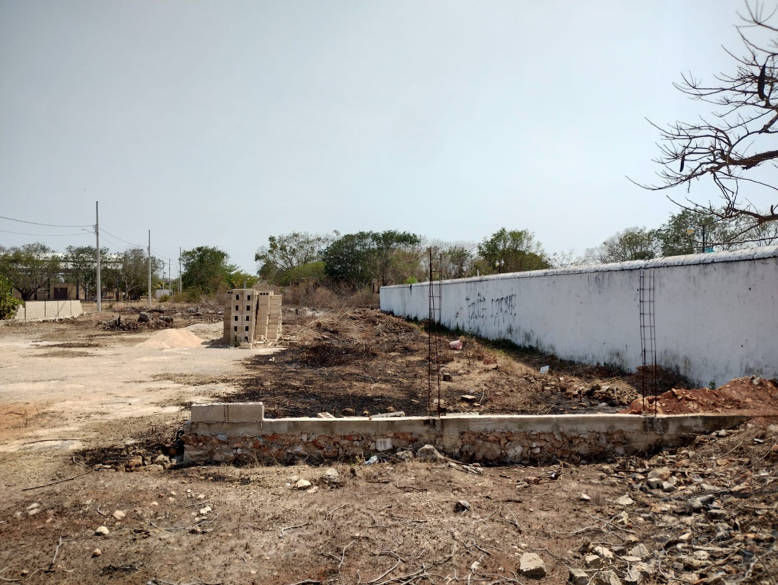 Sólo se levantaron muros en la segunda etapa del cementerio, dejando los materiales sin usar