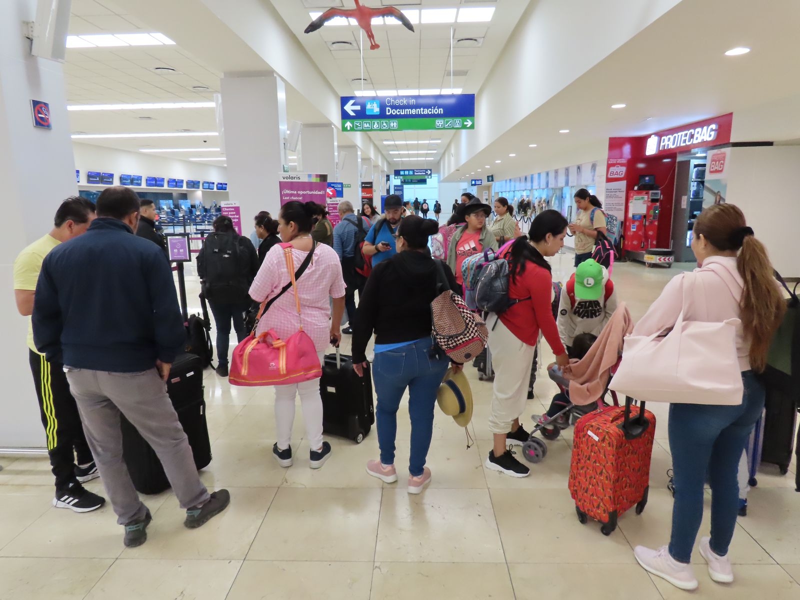 Turistas comienzan a regresar a sus ciudades de origen Turistas comienzan a regresar a sus ciudades de origen