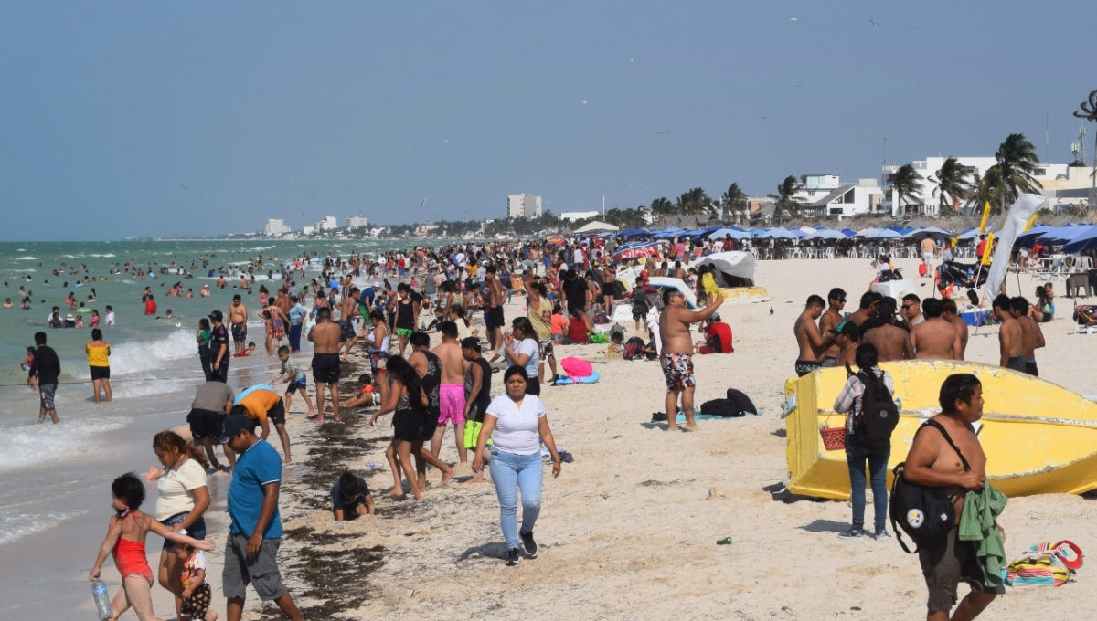 Bañistas despiden las vacaciones de Semana Santa en Progreso
