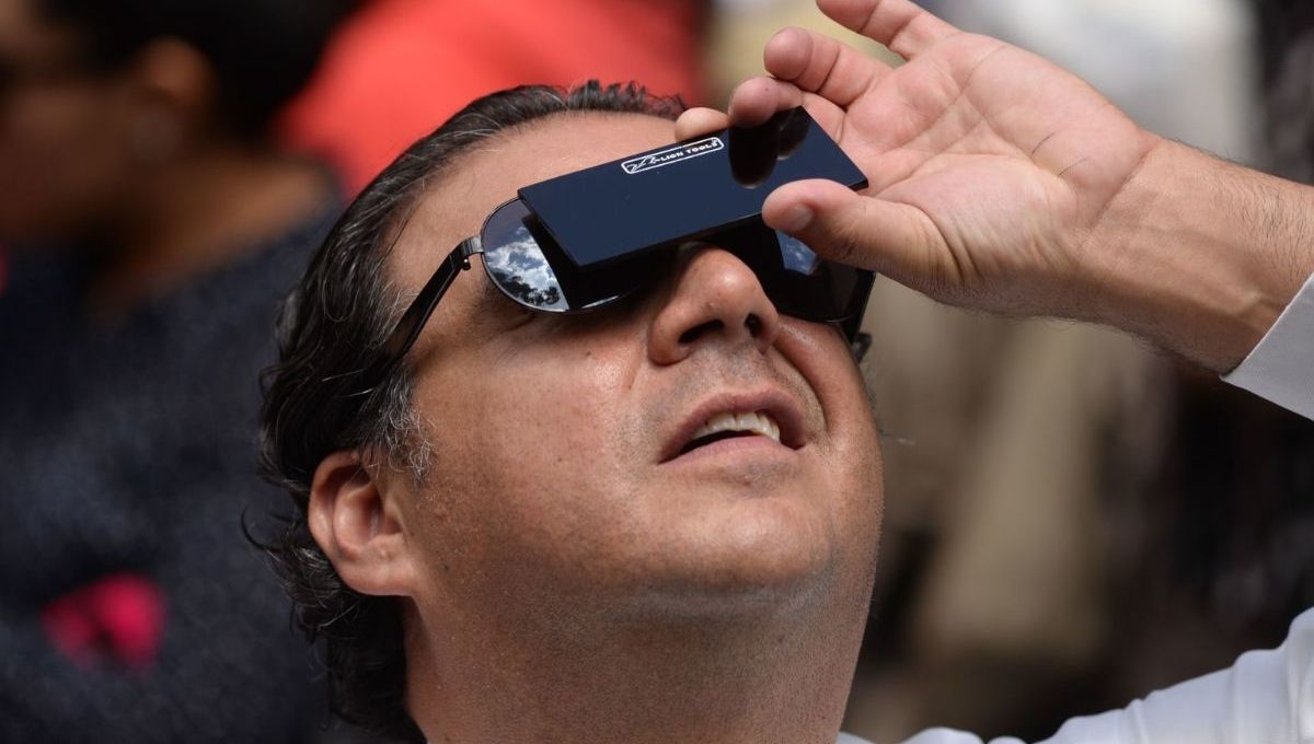 Durante el eclipse solar total es importante recordar que mirar directamente al Sol, sin protección adecuada, puede causar daños irreparables en los ojos Durante el eclipse solar total es importante recordar que mirar directamente al Sol, sin protección adecuada, puede causar daños irreparables en los ojos