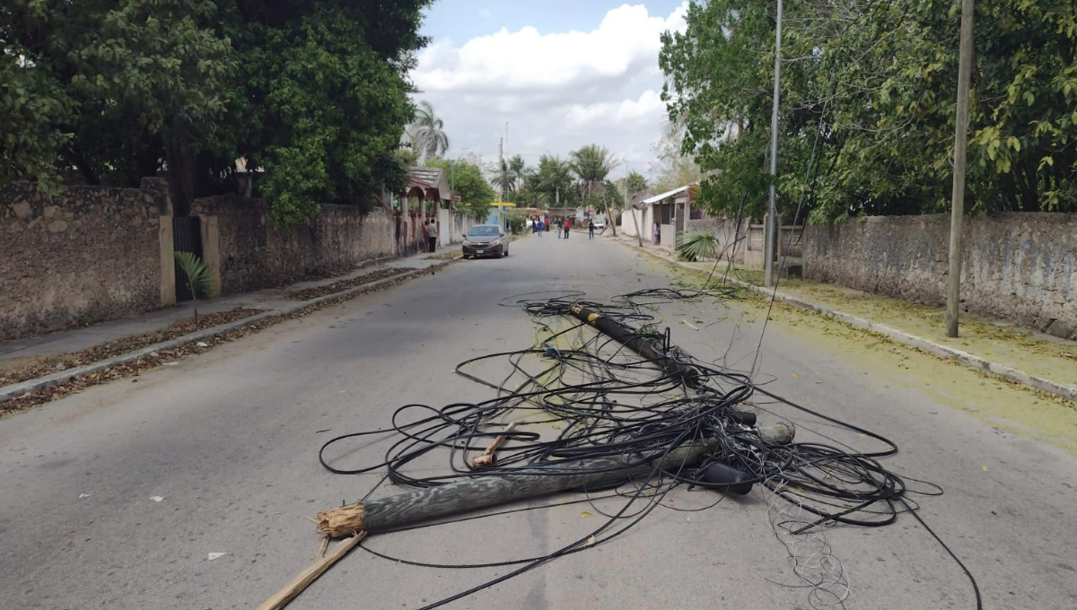 Al sitio arribaron elementos de la Dirección de Protección Civil, quienes se encargaron de cerrar las calles para evitar que algún vehículo cruce por la zona,