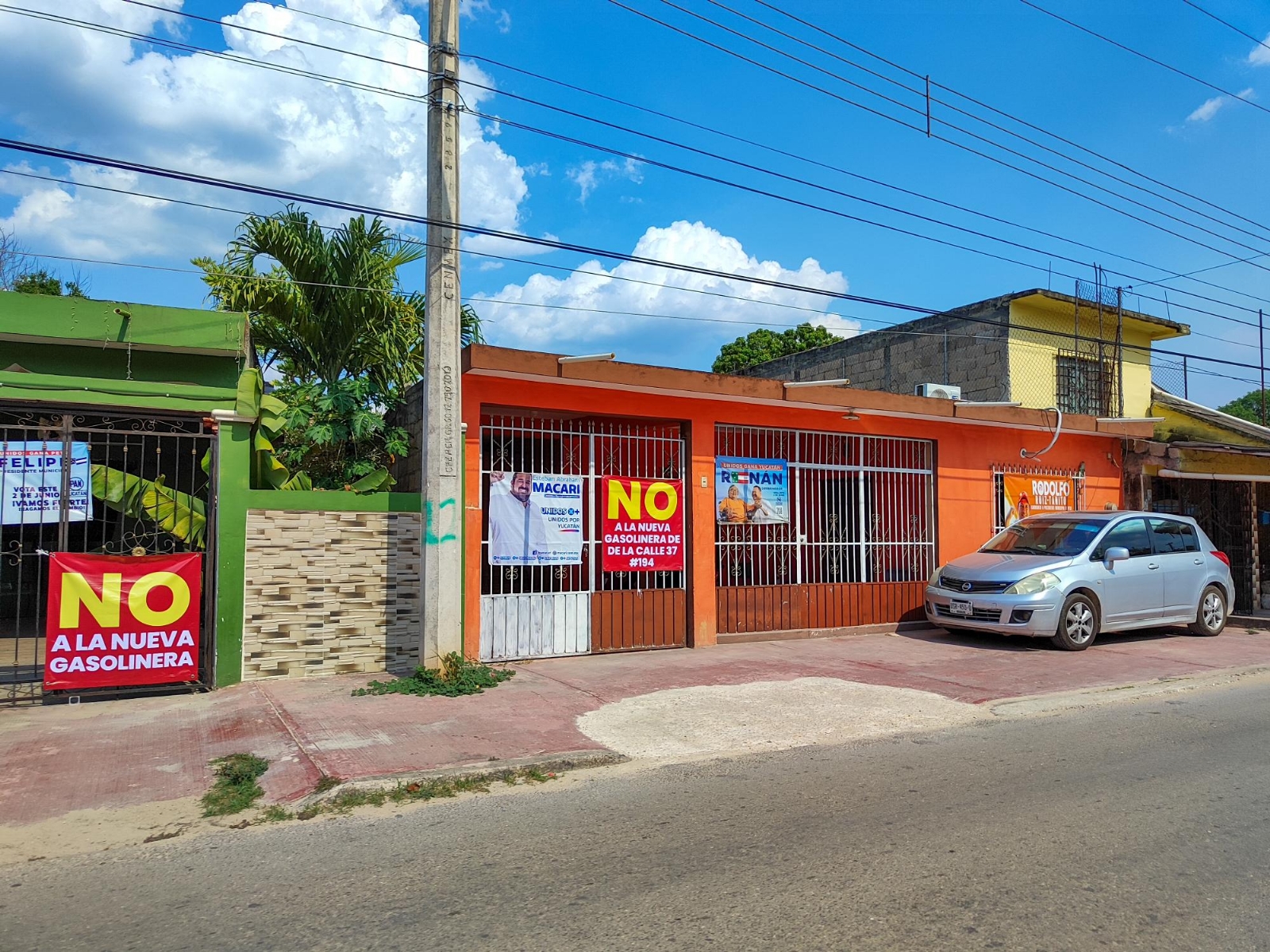 Vecinos de la colonia Centro de Peto colocan lonas para exponer sus quejas por una gasolinera