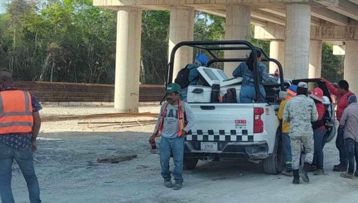 En una foto se muestra a una patrulla de la Guardia Nacional, en el cual se ofrecen alimentos a trabajadores