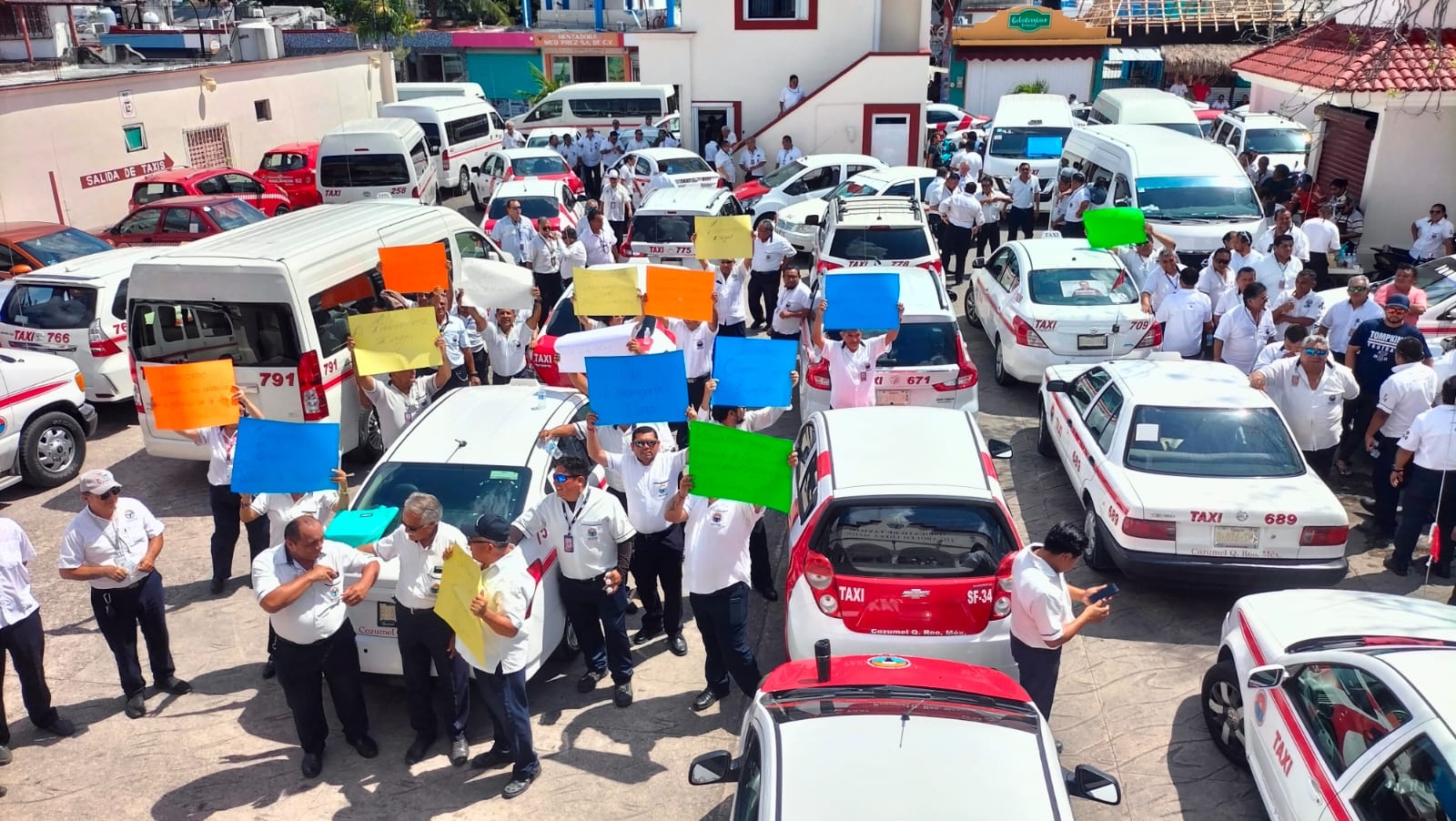 Los taxistas que se aplique la legalidad en el tema de movilidad y transporte público en Cozumel Los taxistas que se aplique la legalidad en el tema de movilidad y transporte público en Cozumel