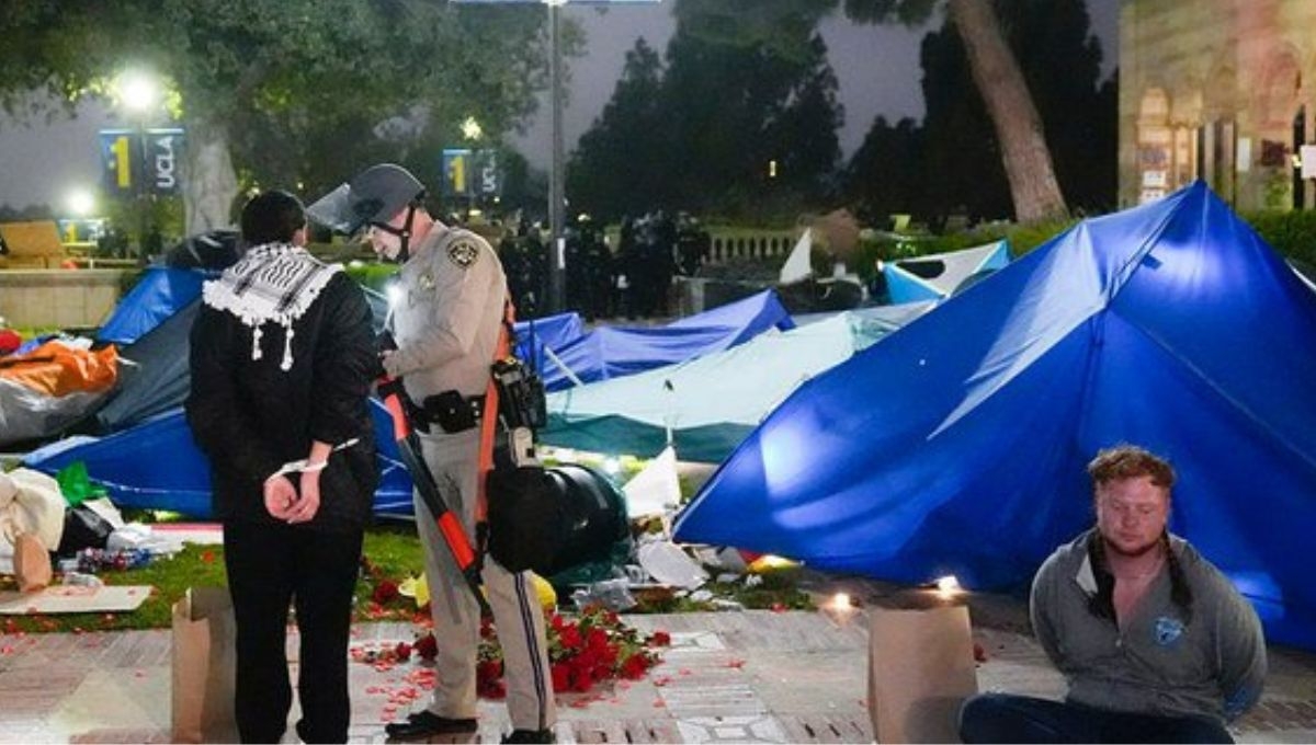 Policías con equipo antidisturbios irrumpieron en el campus de la Universidad de California en Los Ángeles (UCLA) para despejar el campamentos propalestino Policías con equipo antidisturbios irrumpieron en el campus de la Universidad de California en Los Ángeles (UCLA) para despejar el campamentos propalestino