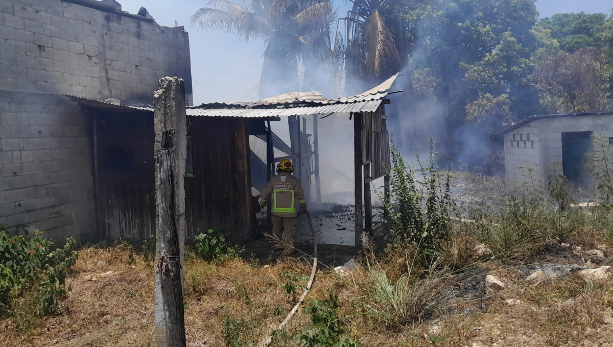 Llamas consumen una casa de madera en Ciudad del Carmen