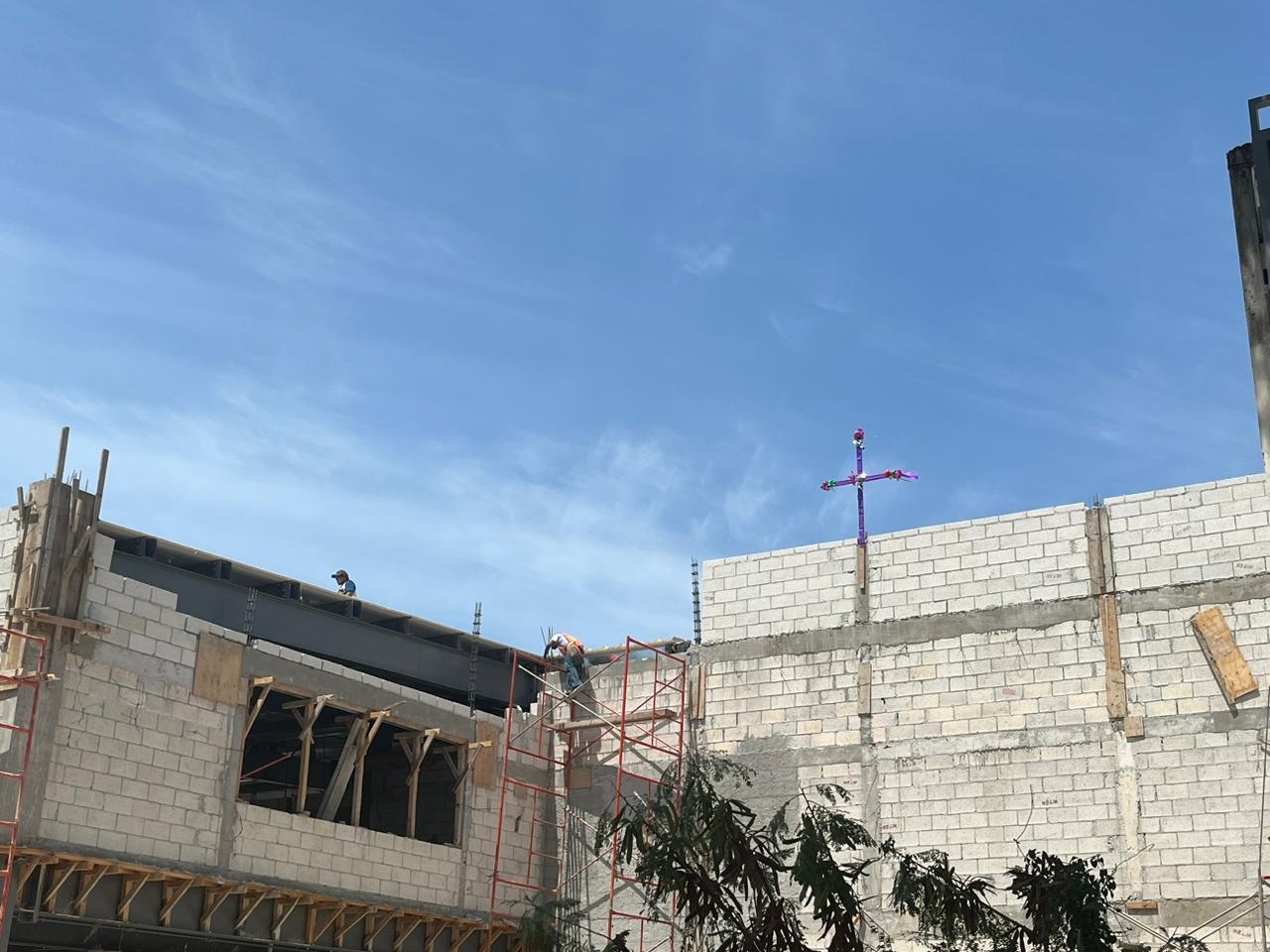 Albañiles de Mérida siguen la tradición del Día de la Santa Cruz