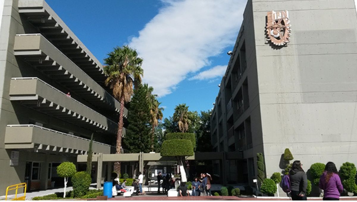 Arturo Reyes Sandoval, director general del Instituto Politécnico Nacional, revocó la orden en la que se pedía a académicos y trabajadores obtener permiso antes de hablar con los medios de comunicación Arturo Reyes Sandoval, director general del Instituto Politécnico Nacional, revocó la orden en la que se pedía a académicos y trabajadores obtener permiso antes de hablar con los medios de comunicación