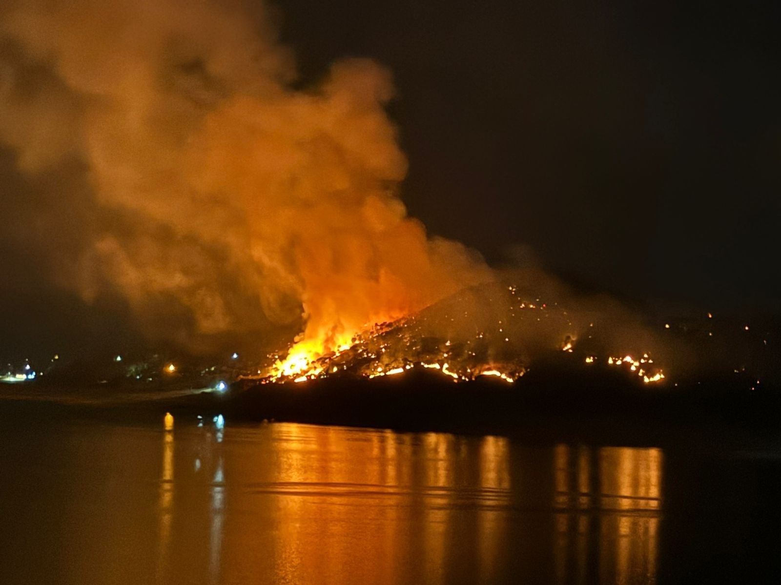 En redes sociales usuarios denuncian que las autoridades mexiquenses y del municipio de Valle de Bravo no han actuado con prontitud para atacar incendio forestal En redes sociales usuarios denuncian que las autoridades mexiquenses y del municipio de Valle de Bravo no han actuado con prontitud para atacar incendio forestal