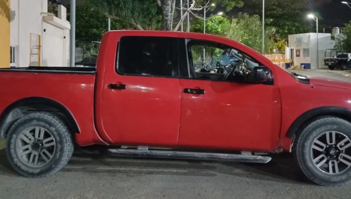 La camioneta se encontraba escondida entre la maleza en la colonia irregular Las Torres de Playa del Carmen La camioneta se encontraba escondida entre la maleza en la colonia irregular Las Torres de Playa del Carmen