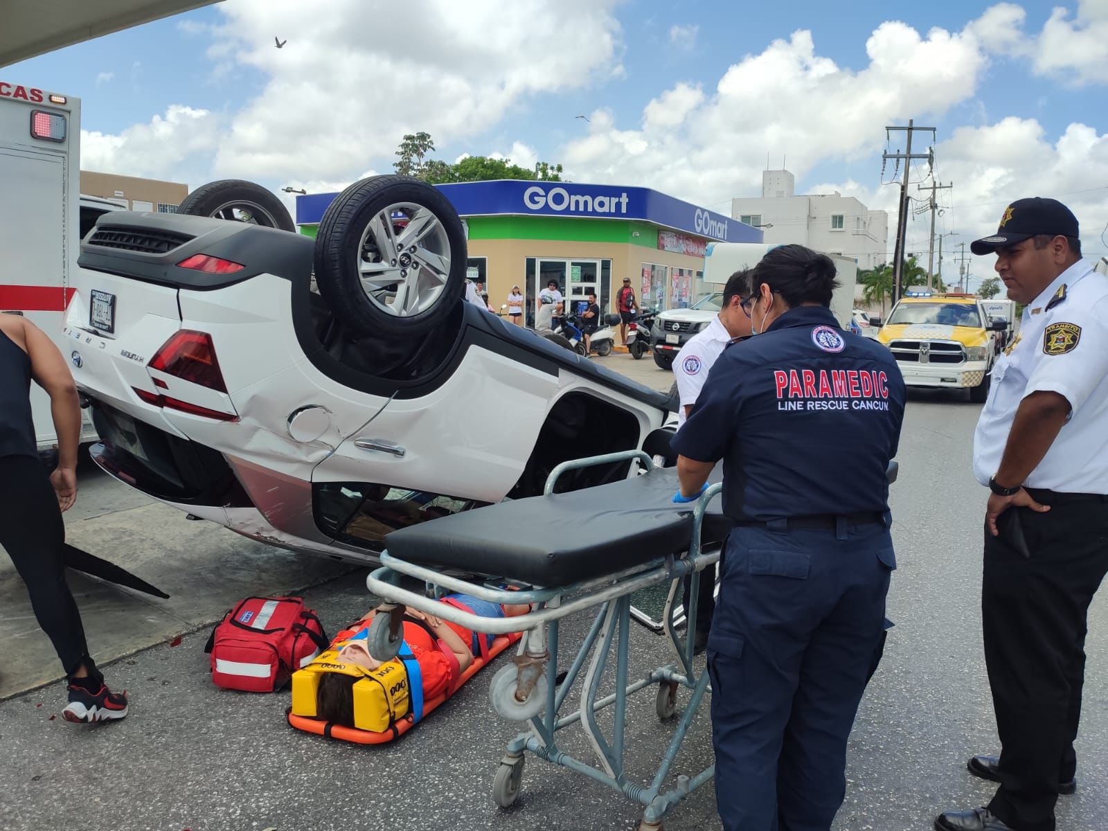 El conductor fue llevado a un hospital de Cancún El conductor fue llevado a un hospital de Cancún