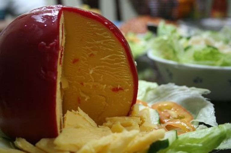 El queso de bola se utiliza para distintos platillos y postres El queso de bola se utiliza para distintos platillos y postres