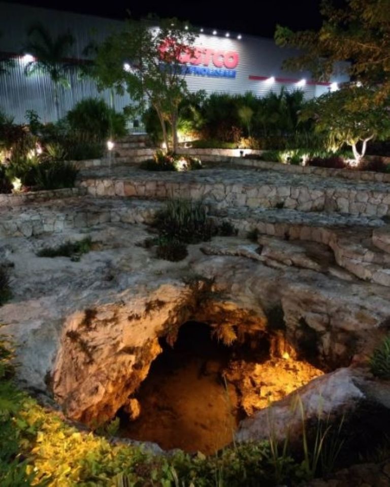 El cenote se puede admirar desde las rejas a su alrededor El cenote se puede admirar desde las rejas a su alrededor