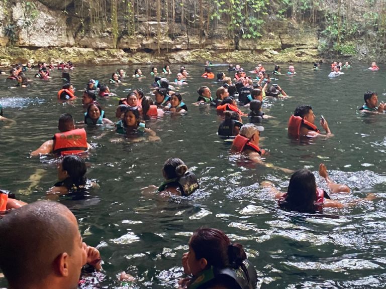 El Cenote Ik Kil es un cenote natural, también conocido como Cenote Sagrado El Cenote Ik Kil es un cenote natural, también conocido como Cenote Sagrado