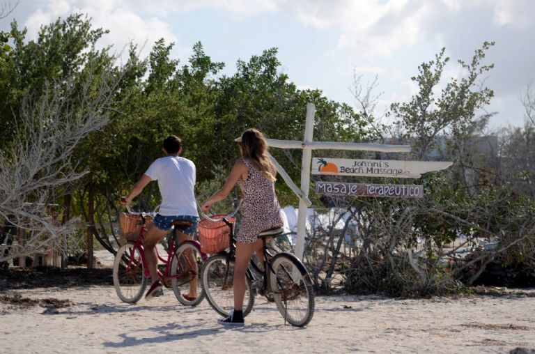 Holbox es un destino conocido entre el turismo por sus playas de aguas turquesas y arena blanca Holbox es un destino conocido entre el turismo por sus playas de aguas turquesas y arena blanca
