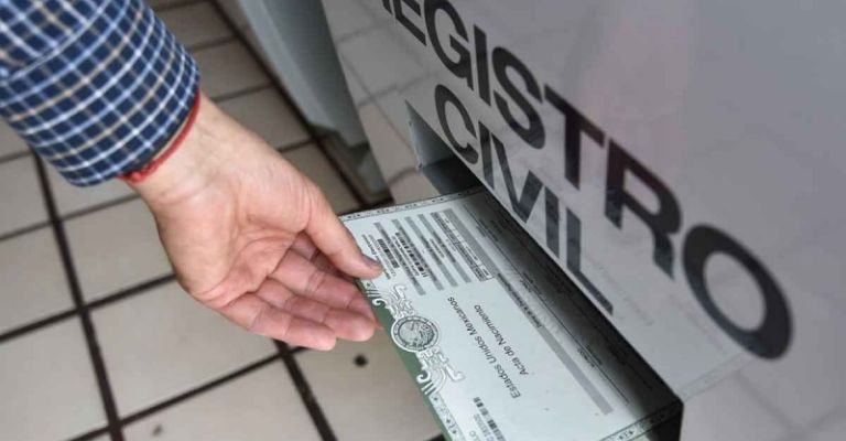 Permitiría a mayores de edad, solicitar una nueva acta de nacimiento de acuerdo en armonía a su identidad de género Permitiría a mayores de edad, solicitar una nueva acta de nacimiento de acuerdo en armonía a su identidad de género