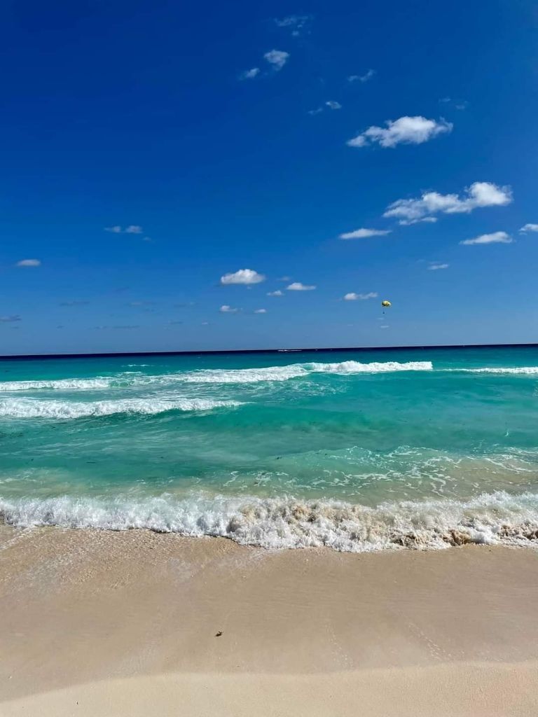 Playas no tan famosas en Cancún pero que valen la pena conocer en las vacaciones