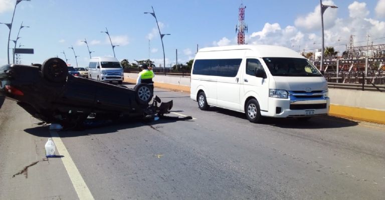 Playa del Carmen: Conductor pierde el control y se estrella contra un ...