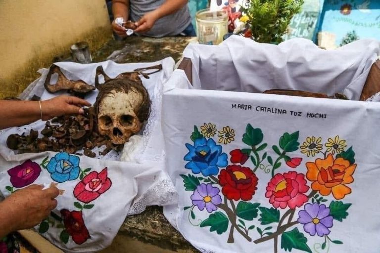 Todos esperan esta fecha para sacar los huesos de sus difuntos Todos esperan esta fecha para sacar los huesos de sus difuntos