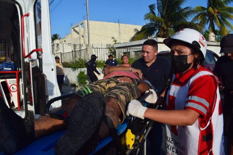 Conductora no respeta el alto y manda a volar a un motociclista en ...