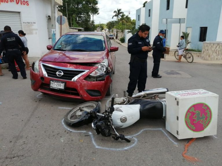 Conductor no respeta la señal de alto y atropella a motociclista en ...