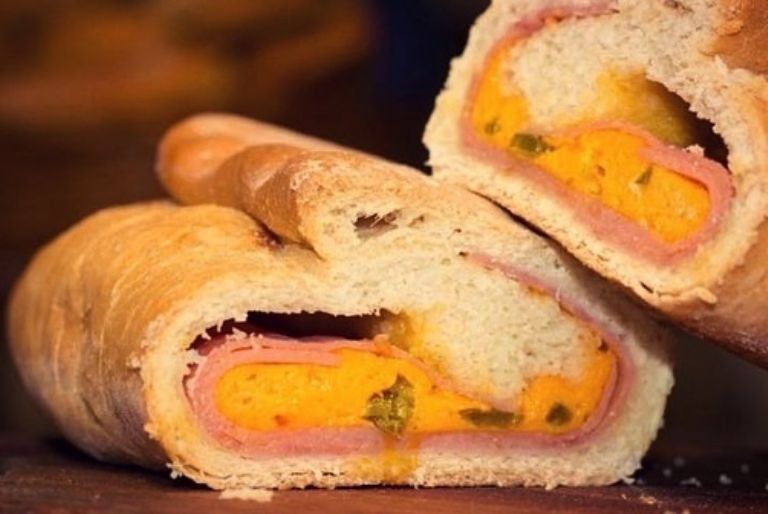 Tiene un relleno de jamón y queso para el gusto de la gente Tiene un relleno de jamón y queso para el gusto de la gente