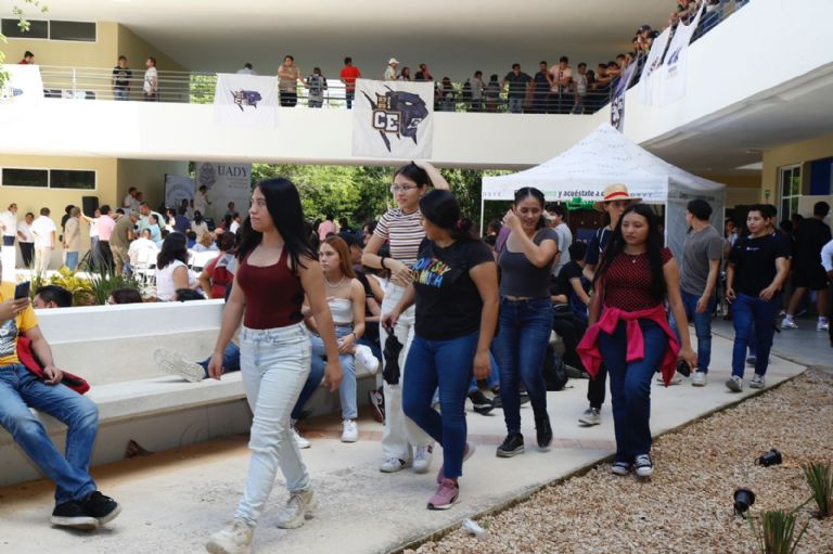 Son miles de estudiantes los que aspiran ingresar a la UADY Son miles de estudiantes los que aspiran ingresar a la UADY