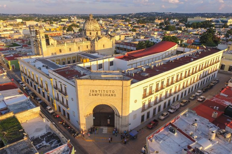 En el Instituto Campeche, testigos afirman haber visto siluetas de sacerdotes jesuitas En el Instituto Campeche, testigos afirman haber visto siluetas de sacerdotes jesuitas