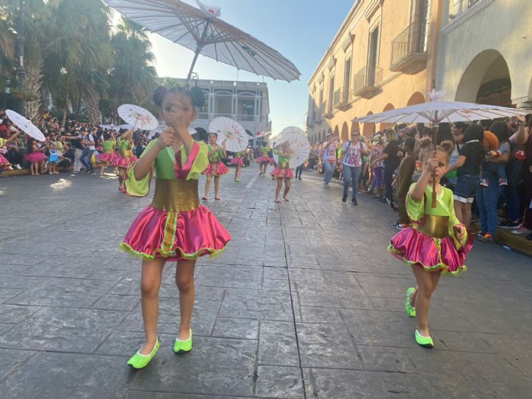 El desfile infantil es encabezado por los menores de edad El desfile infantil es encabezado por los menores de edad
