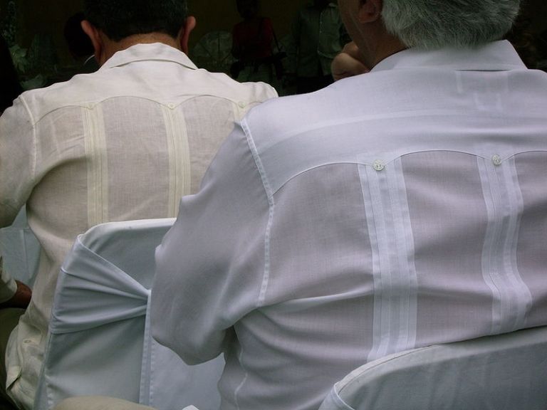 Las guayaberas son usadas por empresarios y con algún cargo político Las guayaberas son usadas por empresarios y con algún cargo político