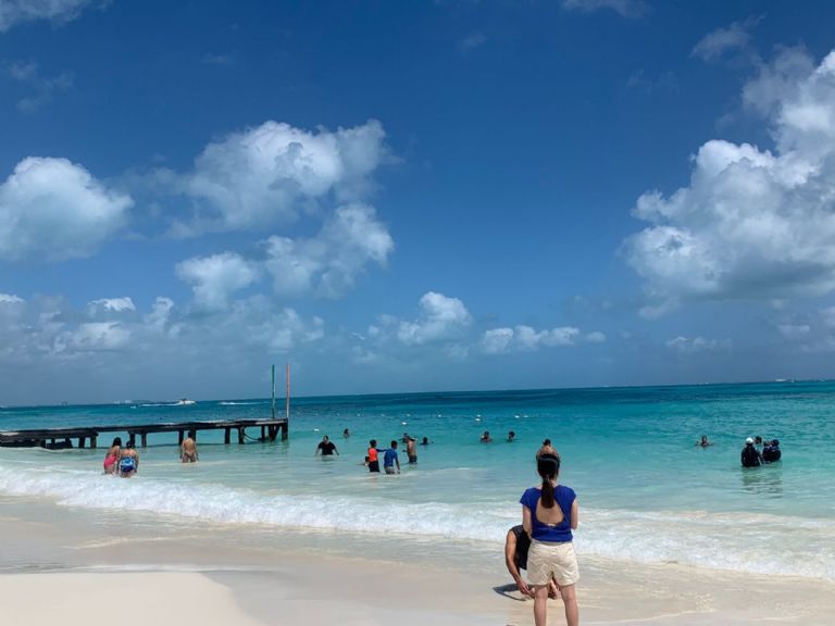 El acceso a Playa Caracol de Cancún se mantiene en vigilancia