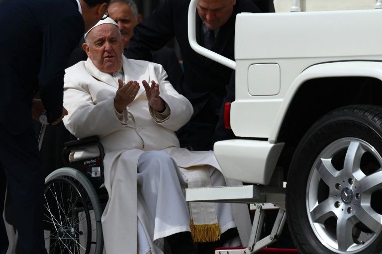 El Papa Francisco, de 88 años, fue hospitalizado en Roma por una bronquitis que se ha agravado, se trata de su cuarta hospitalización en el Policlínico Gemelli.