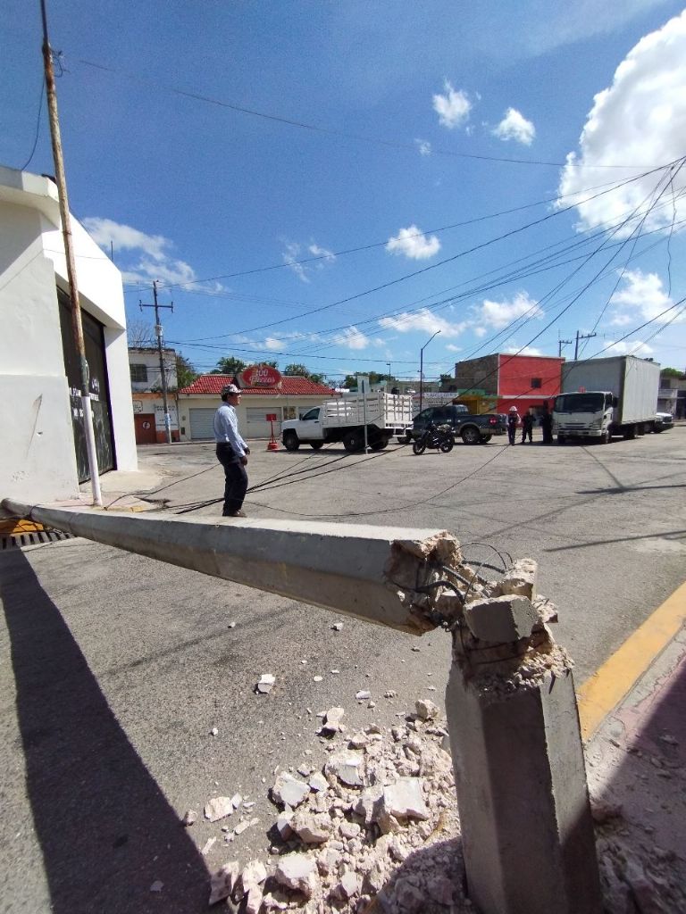 Camionero derriba poste de la CFE y deja sin luz a vecinos de Tizimín ...