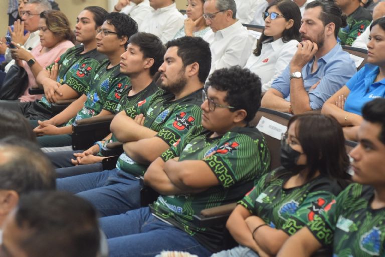 Estudiantes de licenciatura recibirán la beca Jóvenes Renacimiento Estudiantes de licenciatura recibirán la beca Jóvenes Renacimiento