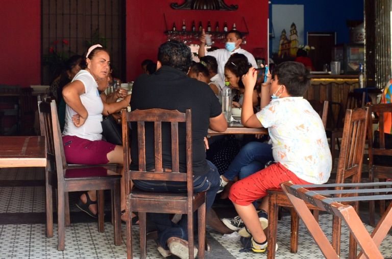 Turistas de Estados Unidos, Canadá, Italia y Francia frecuentan restaurantes Turistas de Estados Unidos, Canadá, Italia y Francia frecuentan restaurantes