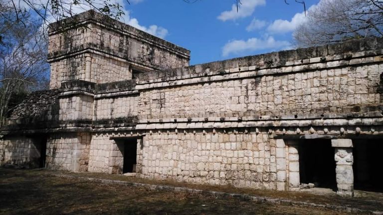 Kabah se encuentra a 23 km de la Zona Arqueológica de Uxmal Kabah se encuentra a 23 km de la Zona Arqueológica de Uxmal