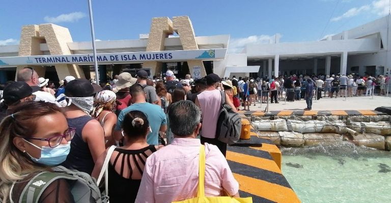 Rescatan a pasajeros de embarcación de Ultramar en Isla Mujeres después de una hora