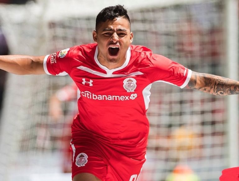 La venganza de Alexis Vega: Besa el escudo del Toluca tras anotar a Chivas 