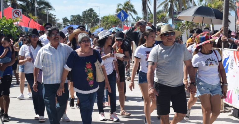 Cientos de personas asisten al Carnaval de Progreso Cientos de personas asisten al Carnaval de Progreso