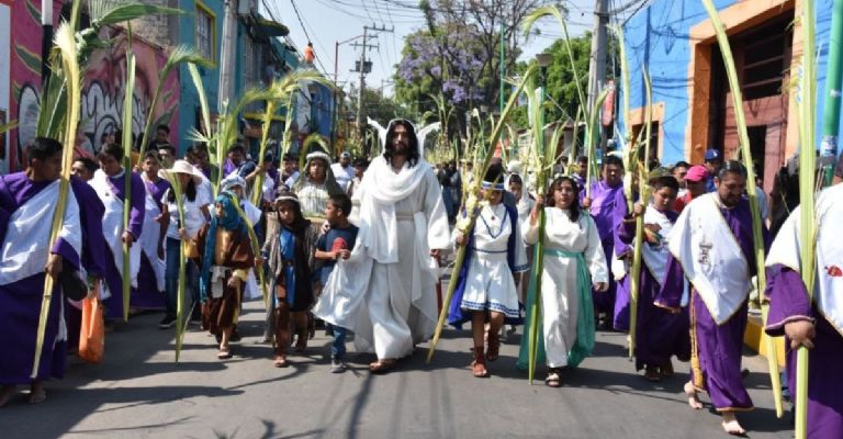 Domingo de Ramos, entrada de Jesús en Jerusalén, dando inicio a la Semana Santa. Domingo de Ramos, entrada de Jesús en Jerusalén, dando inicio a la Semana Santa.
