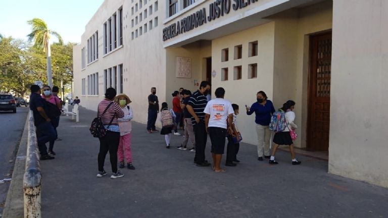 Reanudan clases en Campeche tras el paso del Huracán Milton